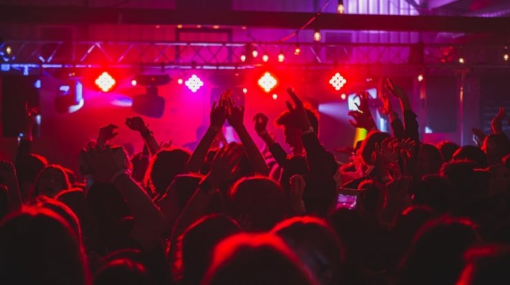 Μάθαμε πότε ανοίγουν clubs, μουσικές σκηνές και μπουζούκια στο νησί μας