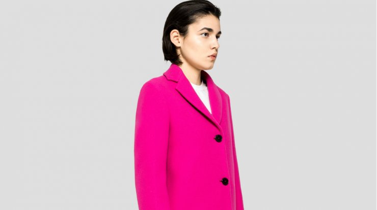 Πώς να φορέσεις το χρωματιστό παλτό στο γραφείο