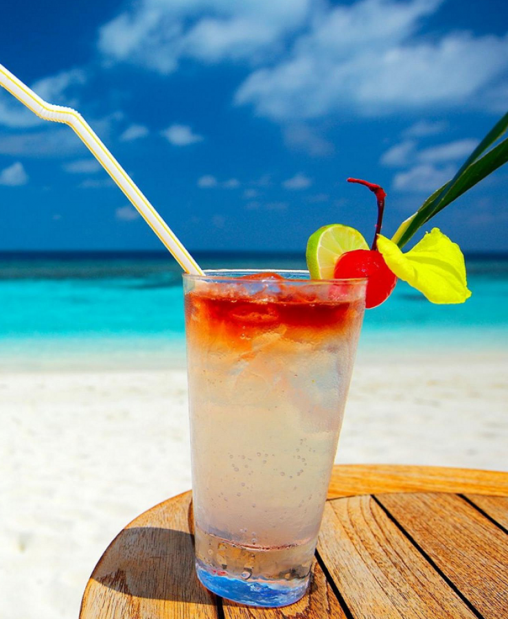 Cocktail στην παραλία – Ποιο έχει τις λιγότερες θερμίδες;