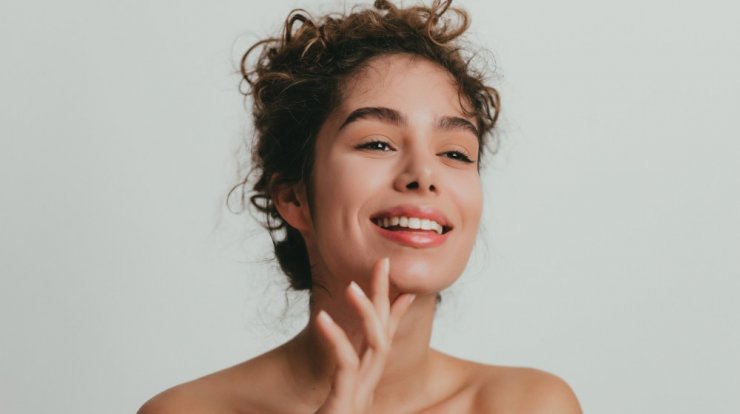 Πώς να αντιμετωπίσεις τις ατέλειες που προκαλεί η ακμή και τα μαύρα στίγματα 