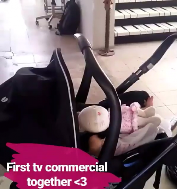 Επώνυμη Κύπρια με την κορούλα της σε διαφήμιση!