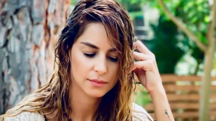 Κωνσταντίνα Ευριπίδου: Μας ξενάγησε στην υπέροχη αυλή του σπιτιού της στο Μονιάτη!