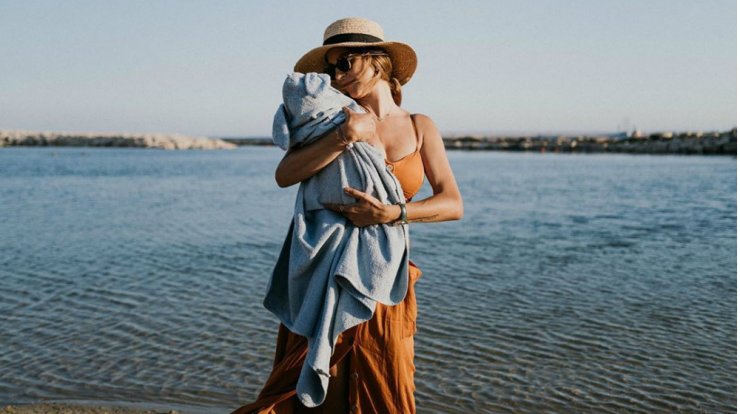 Κωνσταντίνα Ευριπίδου: Θήλαζε δημόσια τον γιο της και ο σύζυγός της απαθανάτισε την στιγμή