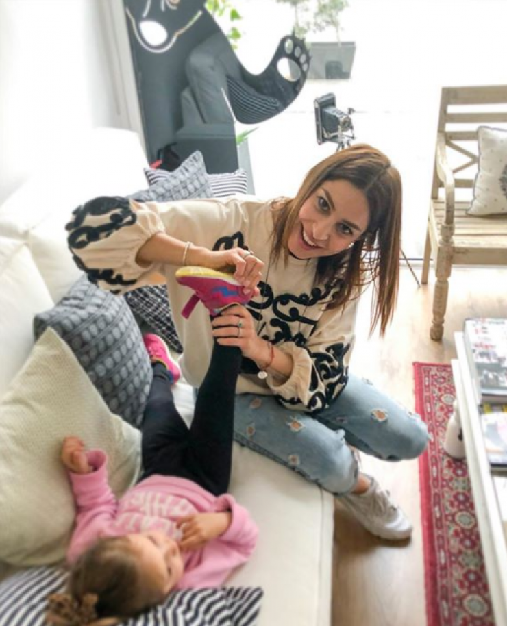 Τρυφερή στιγμή! Δείτε τη μικρή Αριάδνη να κοιμάται στην αγκαλιά της Κωνσταντίνας Ευριπίδου! [βίντεο]