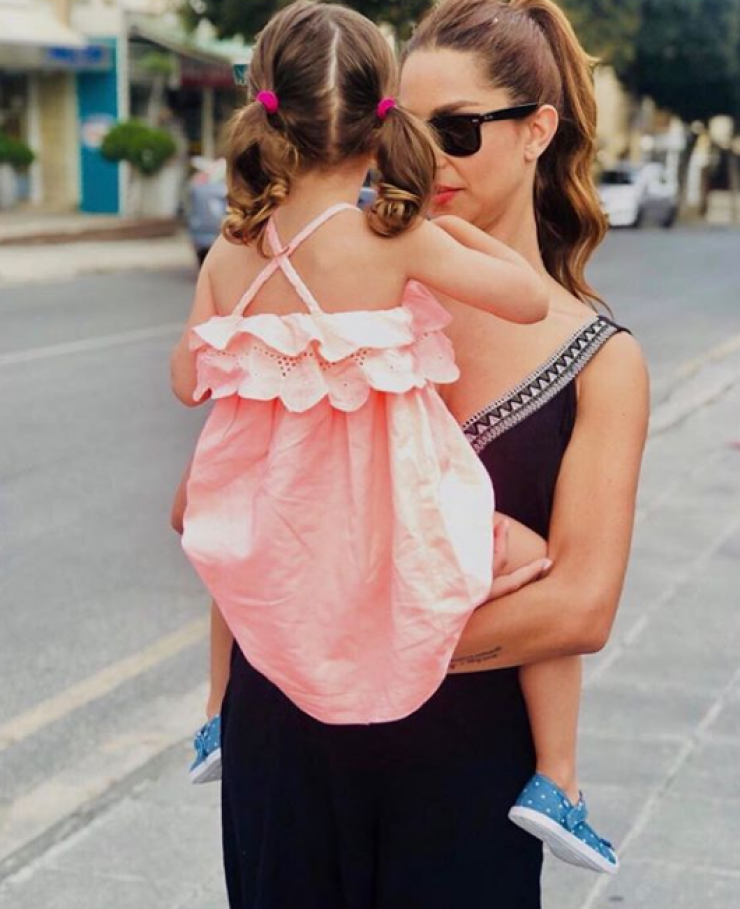 Υπέροχο στιγμιότυπο! Η Κωνσταντίνα Ευριπίδου έκανε πασαρέλα αγκαλιά με τη μικρή Αριάδνη! [βίντεο]