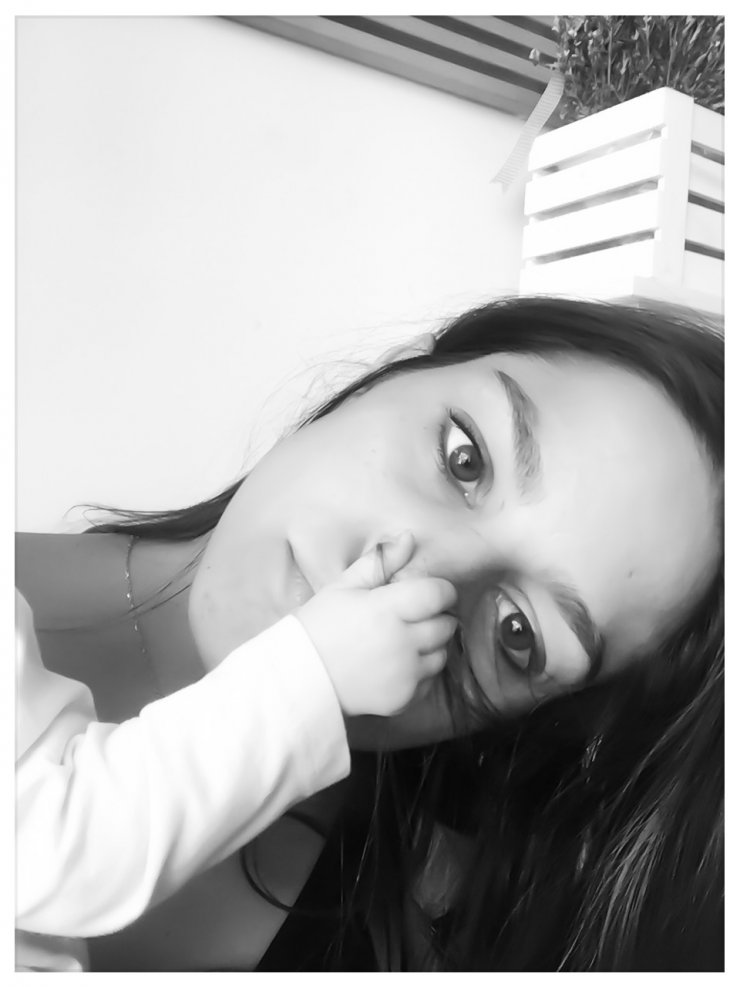 Κωνσταντίνα Ευριπίδου: Δείτε την να γυμνάζεται με την πιπίλα της κόρης της στο στόμα