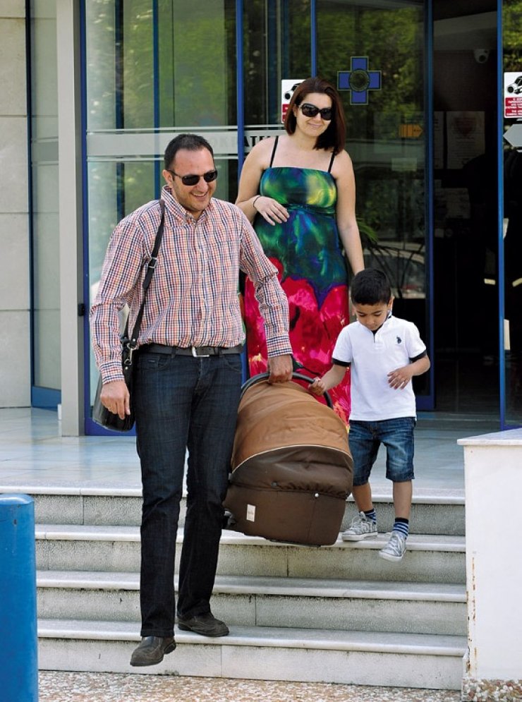 Κωνσταντίνος - Μαρία Κωνσταντίνου: Στο σπίτι με τη νεογέννητη κόρη τους