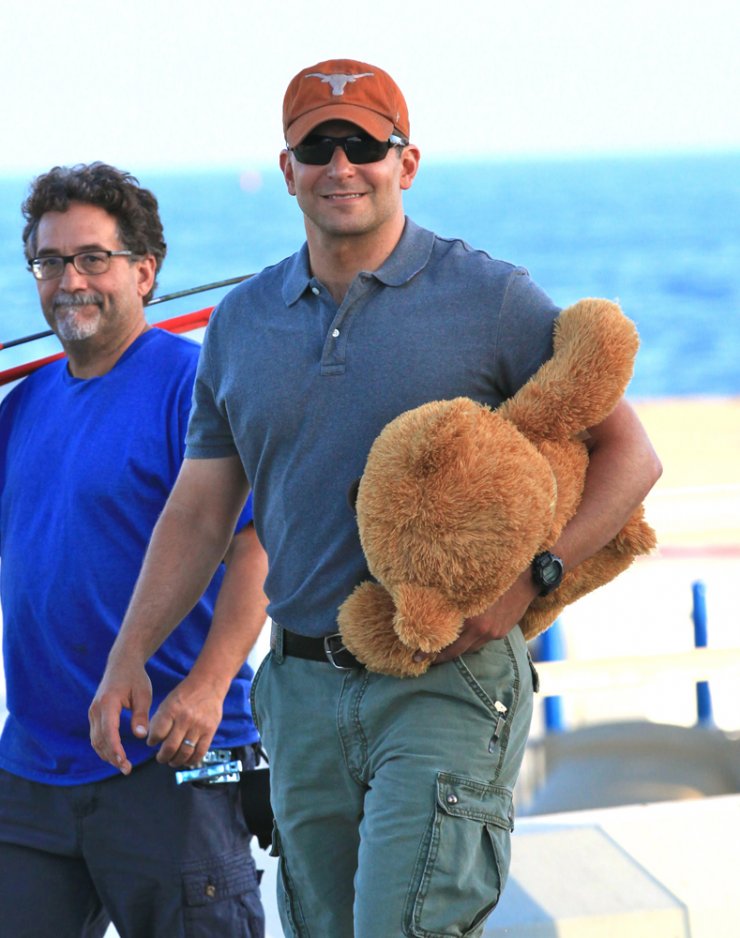 Bradley Cooper: Αγκαλιά με το νέο του απόκτημα [εικόνες]