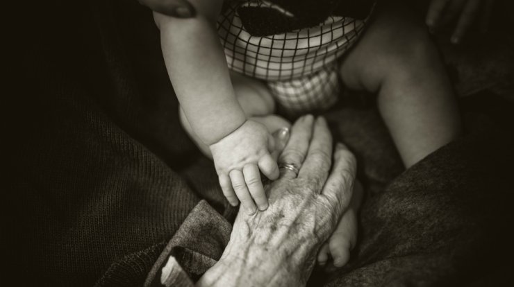 Έξι συμβουλές για τους παππούδες που δεν μπορούν να δουν τα εγγόνια τους εν μέσω πανδημίας