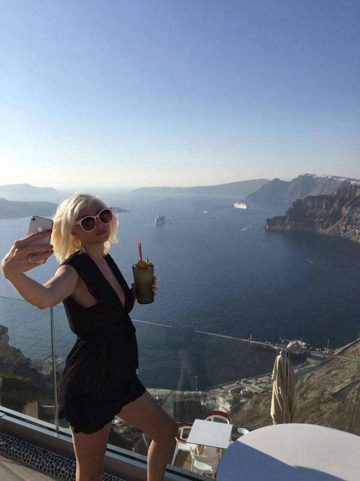 Τζούλια Αλεξανδράτου: Ποζάρει στη Σαντορίνη με μαγιό και αναστατώνει το νησί!