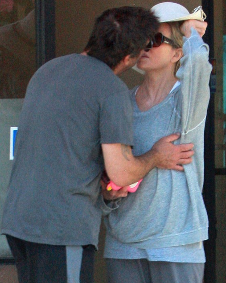 Ασυγκράτητο επώνυμο ζευγάρι ανταλλάζει "καυτά" φιλιά στη μέση του δρόμου!