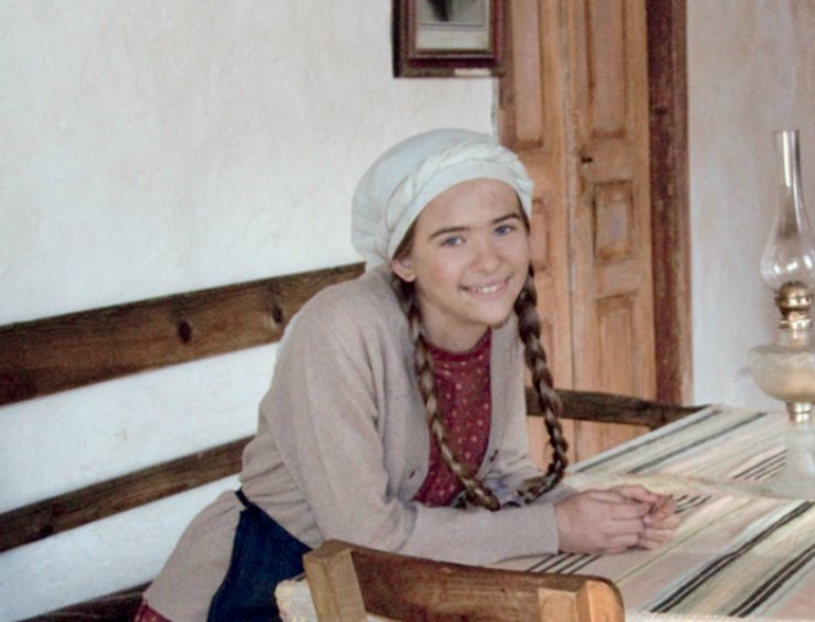 Η μικρή "Μαρία" από τη σειρά "Το Νησί" μεγάλωσε και αναστατώνει τις παραλίες με το κορμί της 