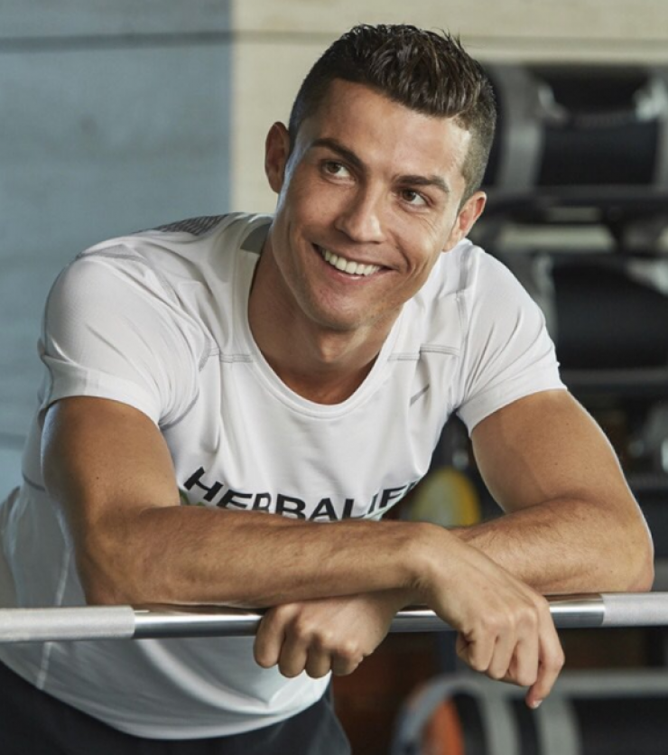 Ο Cristiano Ronaldo ποζάρει με τα τρία του παιδιά και την οικογένειά του!