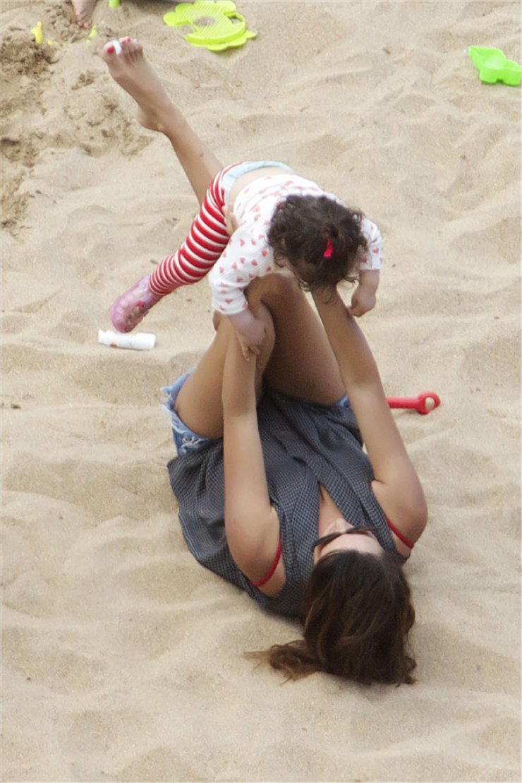 Penelope Cruz: Με τα παιδιά της στην παραλία [εικόνες]