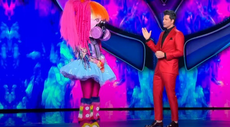 The Masked Singer: Έγινε η αποκάλυψη που περιμέναμε καιρό – Το Cyber Girl έβγαλε τη μάσκα