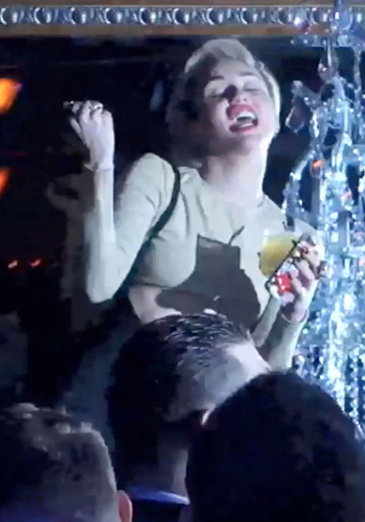 Ξεσαλώνει η Miley Cyrus [φωτογραφίες]