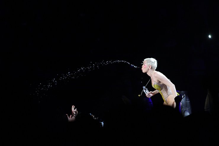 Πήγε στο Μιλάνο και τους έφτυσε [εικόνες]