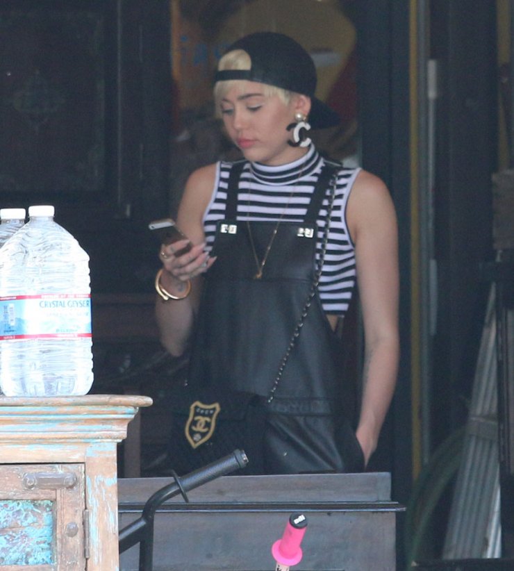 Η Miley Cyrus και η σχέση της με τη Chanel [εικόνες]