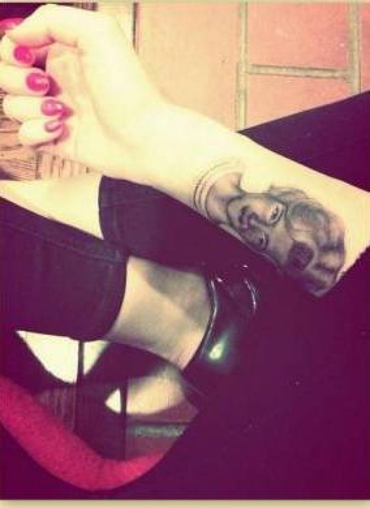 Ποια τραγουδίστρια έκανε τατουάζ τη γιαγιά της;