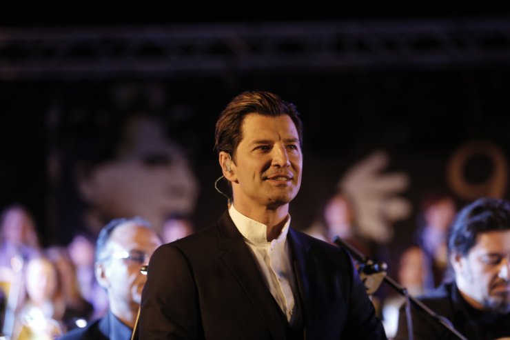 Δείτε το Σάκη Ρουβά να ερμηνεύει το "Άξιον Εστί"! [βίντεο]