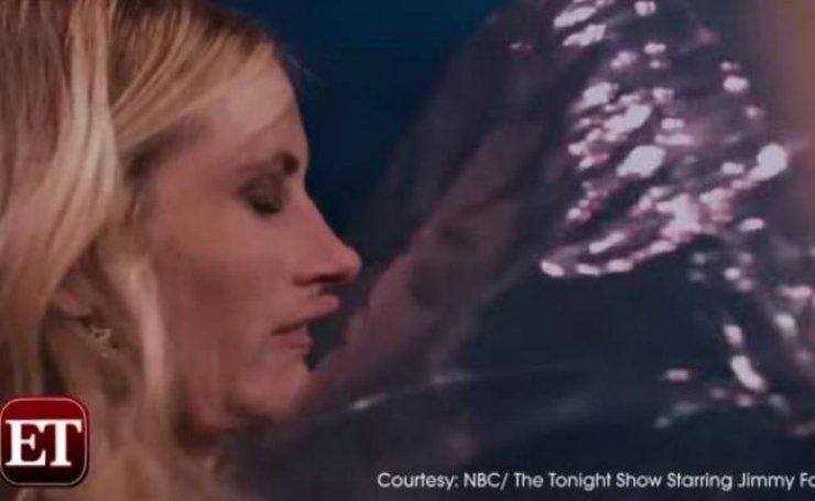  Απίστευτο! Ποιος πέταξε μπάλα στο πρόσωπο της Julia Roberts on air σε εκπομπή!