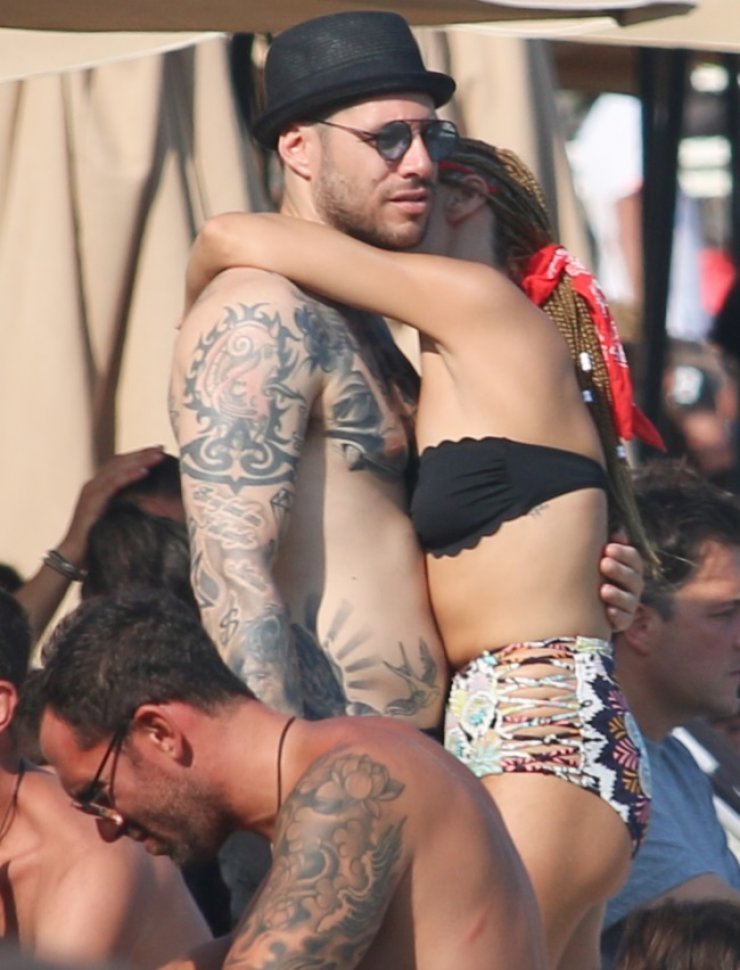 Πάρις Κασιδόκωστας - Τάμτα: Δείτε τα τρυφερά στιγμιότυπα τους στην παραλία