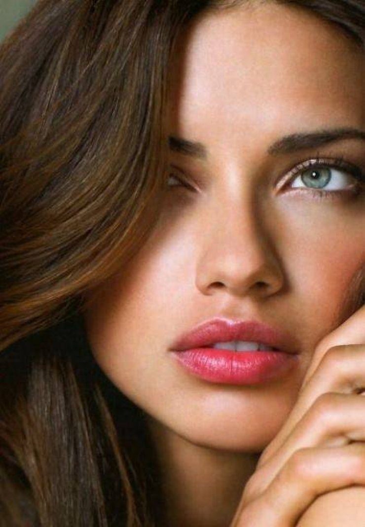 Δείτε στο βίντεο 10 κόλπα για να αποκτήσετε μεγαλύτερα χείλη