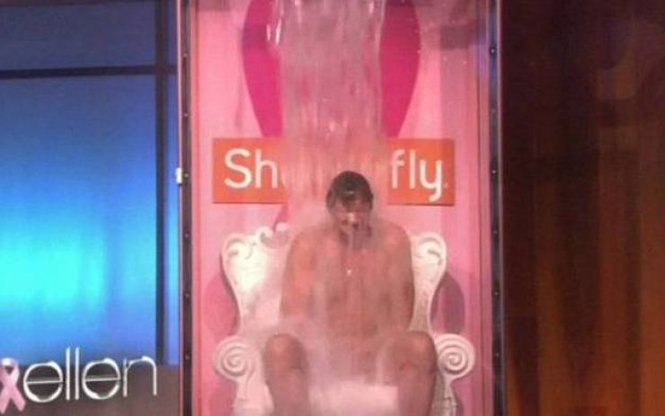  Δείτε τον Liam Neeson με ροζ εσώρουχο να καταβρέχεται στην Ellen!