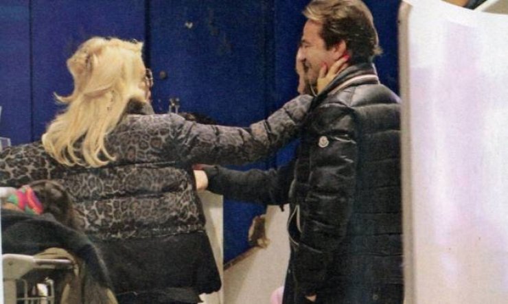 Το τρυφερό χάδι της Ελένης στον Μάκη