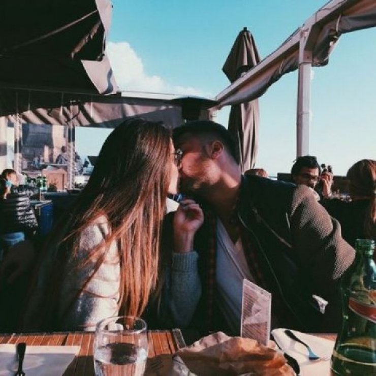 Πρώτο ραντεβού: Οι κινήσεις που φανερώνουν αν όντως σε θέλει