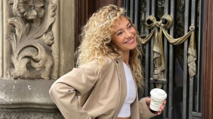 4 εντυπωσιακά καλοκαιρινά χτενίσματα για σγουρά μαλλιά 