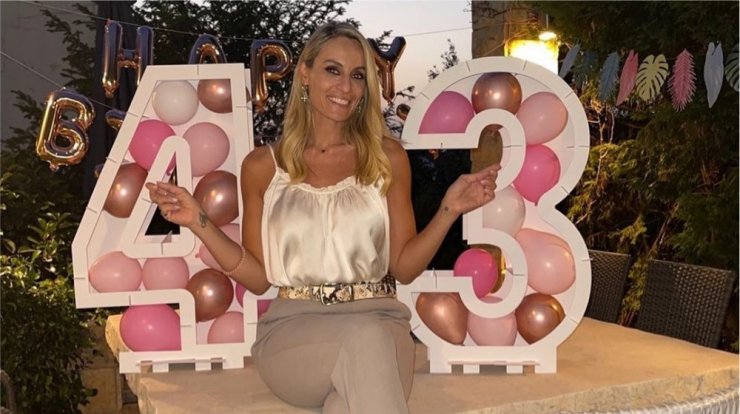 Ελεονώρα Μελέτη: Έκλεισε τα 43! Το πάρτι με τα πυροτεχνήματα και το γλυκό φιλί με τον σύζυγό της [εικόνα & βίντεο]