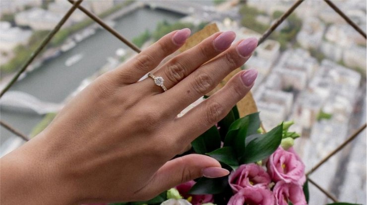 Κύπρια instagrammer δέχθηκε πρόταση γάμου και πόζαρε με το μονόπετρό της [εικόνες]