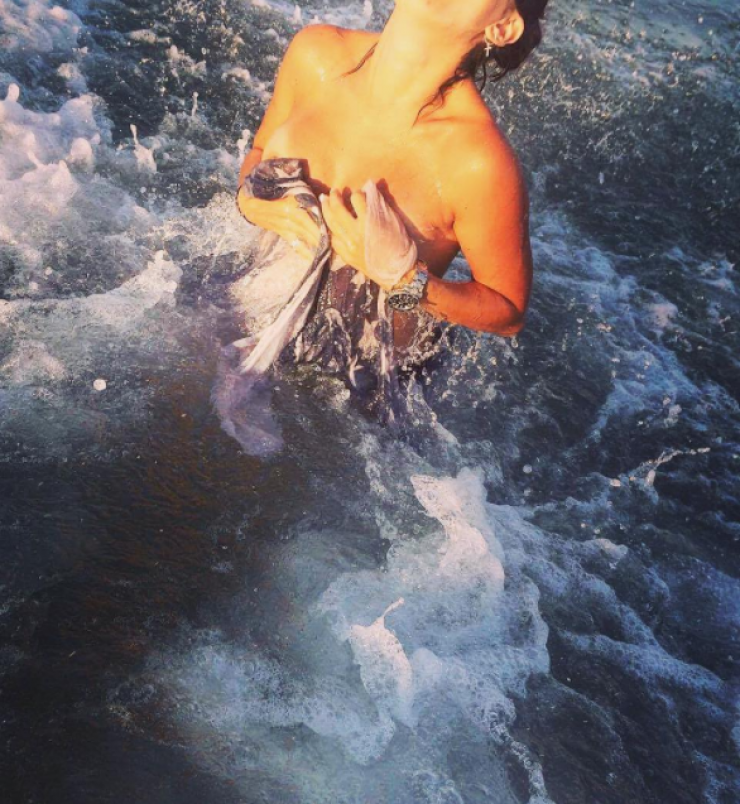 Τολμηρή! Ελληνίδα ηθοποιός ποζάρει topless στον έκτο μήνα της εγκυμοσύνης της!