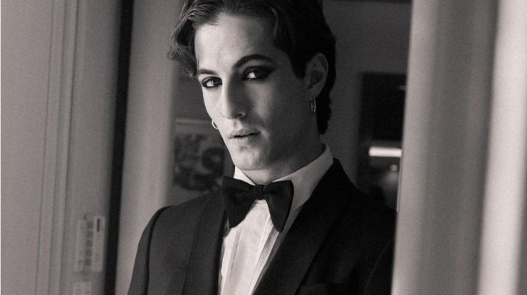 Ο κούκλος νικητής της Eurovision ποζάρει εντελώς γυμνός στην κουζίνα του σε... γιορτινή διάθεση!