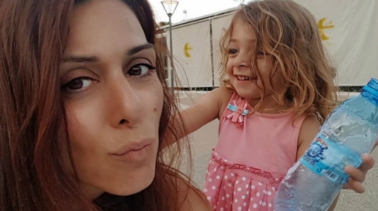 Η κόρη της Δανάης Χρήστου γράφει γράμμα στον Άγιο Βασίλη και μας ξετρελαίνει! [βίντεο]