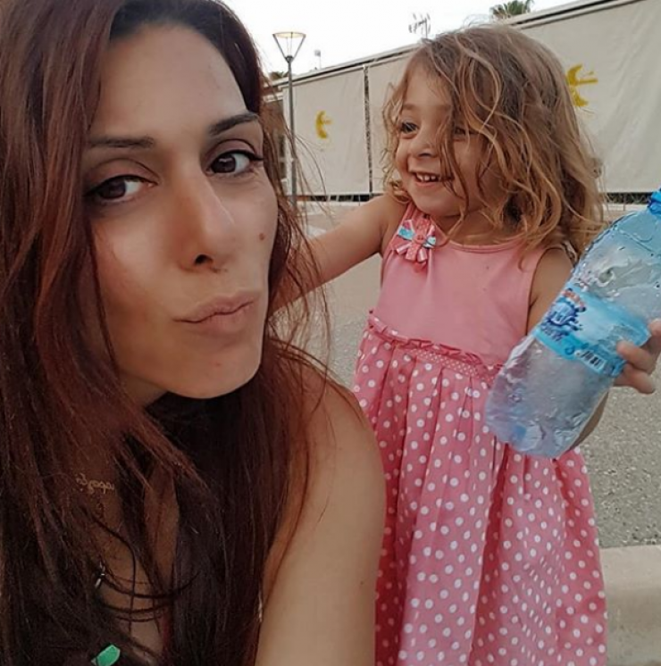 Είναι αξιολάτρευτη! Η κόρη της Δανάης Χρήστου φόρεσε το καπέλο της μαμάς της και πόζαρε!