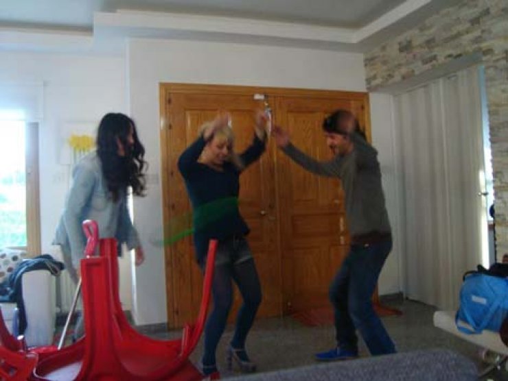 Δείτε τη Δανάη Χρίστου να χορεύει σε σπίτι φίλης της!