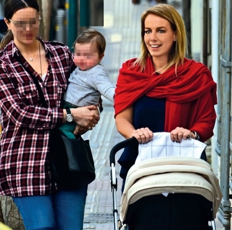 Δανάη Στράτου: Η βόλτα της συζύγου του Γιάνη Βαρουφάκη ανήμερα της Γιορτής της γυναίκας [εικόνα]