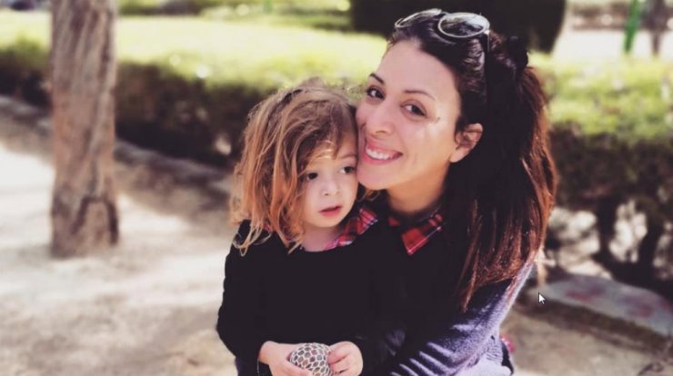 Μας έχει τρελάνει! Η κόρη της Δανάης Χρήστου φόρεσε τα τακούνια της μαμάς και ήθελε να πάει μαζί της στη δουλειά 