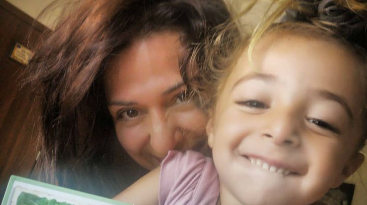 Δανάη Χρήστου: Μας έδειξε την κόρη της να περπατάει σε ψηλοτάκουνα πέδιλα [βίντεο]