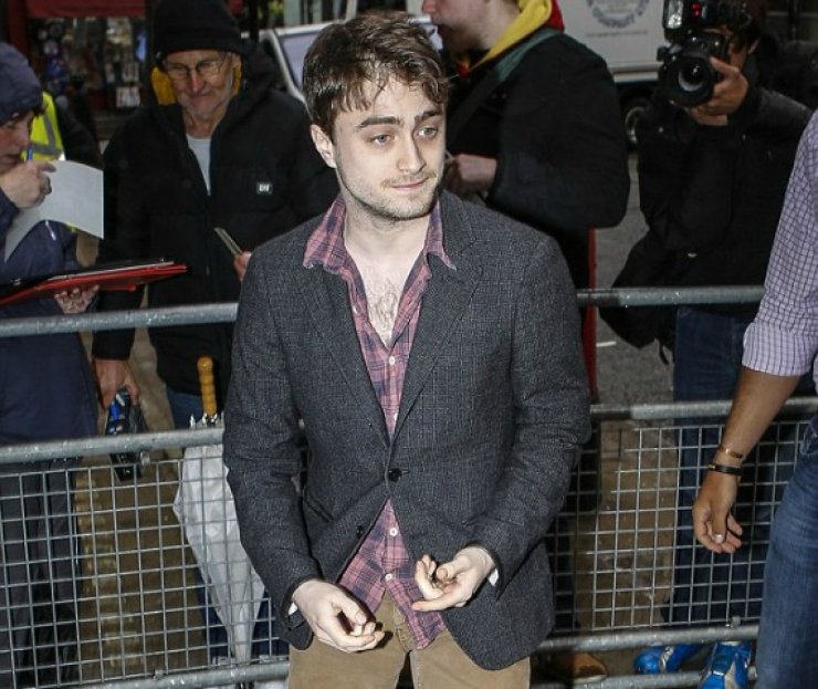 Τί έπαθε ο Harry Potter; Ο Daniel Radcliffe προκαλεί ερωτηματικά με την εξαθλιωμένη εμφάνισή του