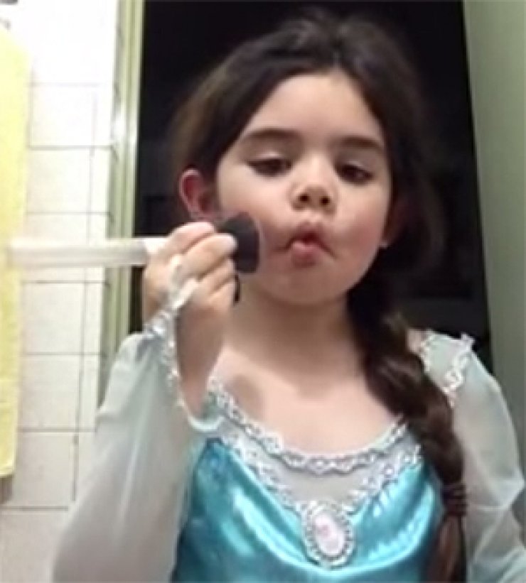 5χρονη δίνει συμβουλές μακιγιάζ στο internet και προκαλεί -ευτυχώς- αντιδράσεις [εικόνες]