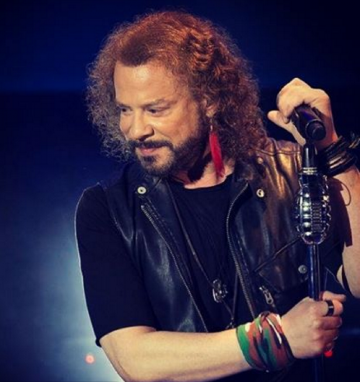 Κούκλος και ταλαντούχος! Δείτε τον 17χρονο γιο του Χρήστου Δάντη να τραγουδάει μία από τις μεγαλύτερες επιτυχίες της εποχής!