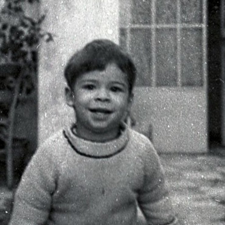 Ποιος Έλληνας τραγουδιστής είναι το αγοράκι στη φωτογραφία;