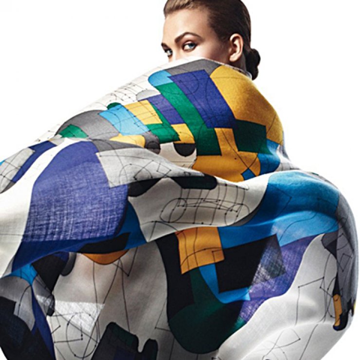 Φοράει μόνο το φουλάρι της