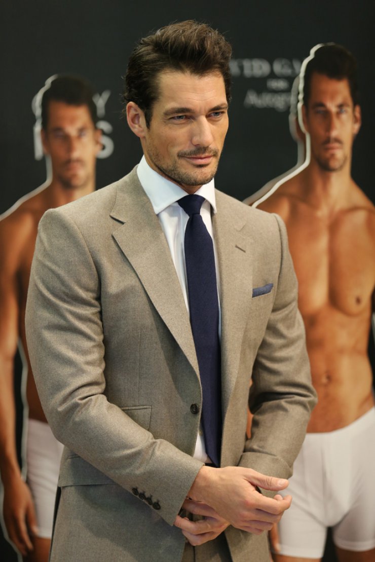 Το πιο σέξυ μοντέλο προκαλεί ακόμη και με κοστούμι [εικόνες]