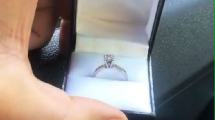 Επώνυμος Κύπριος μας έδειξε το μονόπετρο και φούντωσε τις φήμες για επισημοποίηση της σχέσης του!