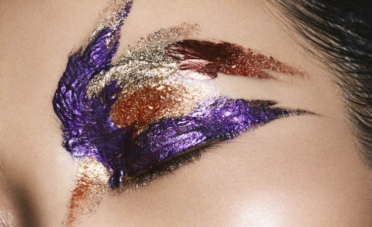 Εκτυφλωτική λάμψη στα μάτια με υγρές σκιές