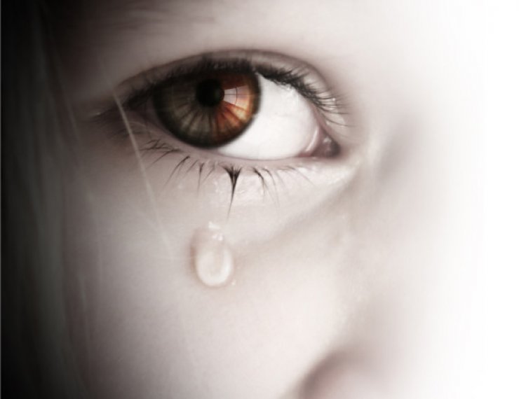 Mητέρα με δυο παιδιά ζουν σε τρώγλη χωρίς ρεύμα